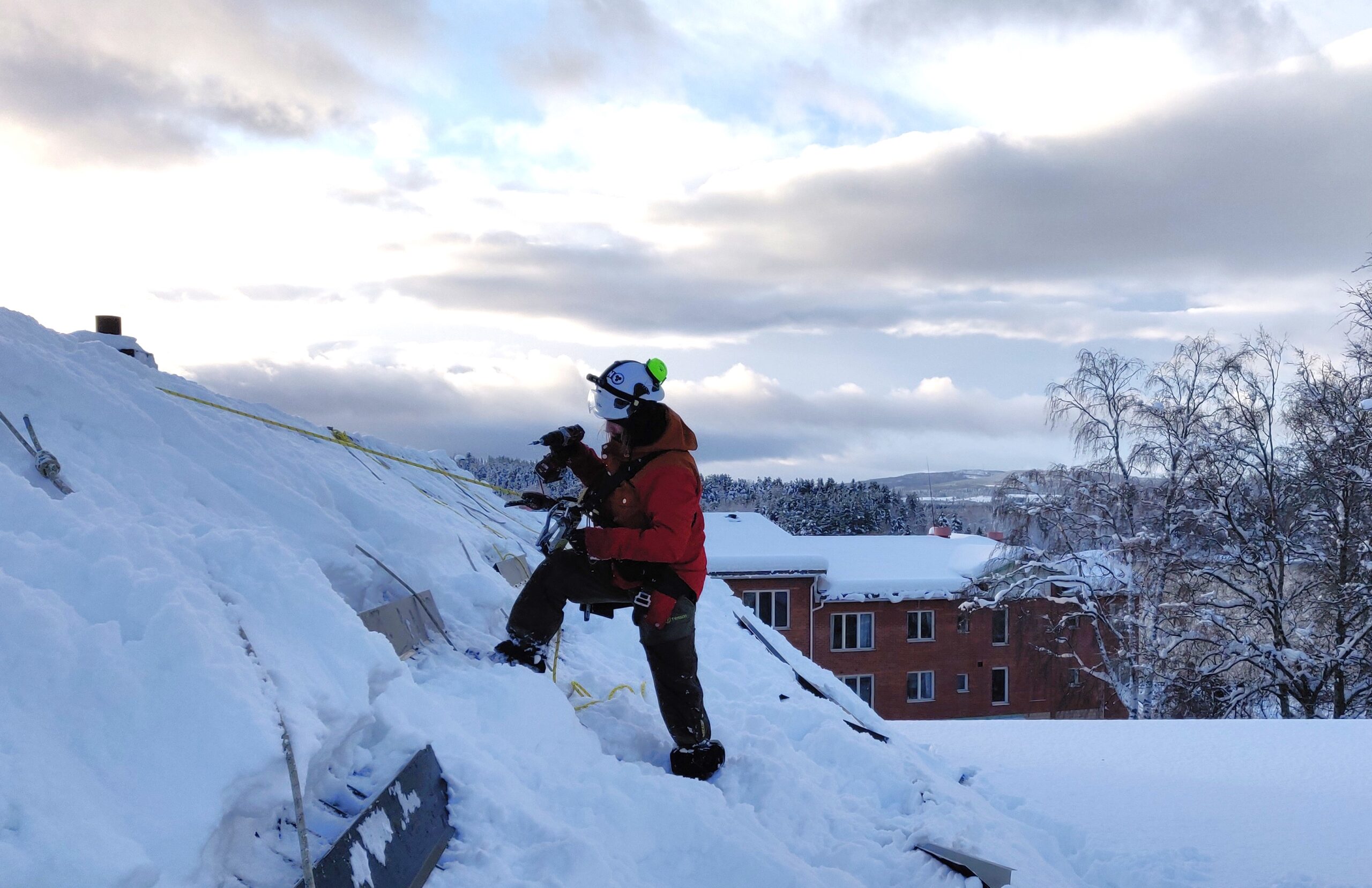 Vi utför säkra takarbeten och fasadarbeten från rep, skylift, ställning eller stege